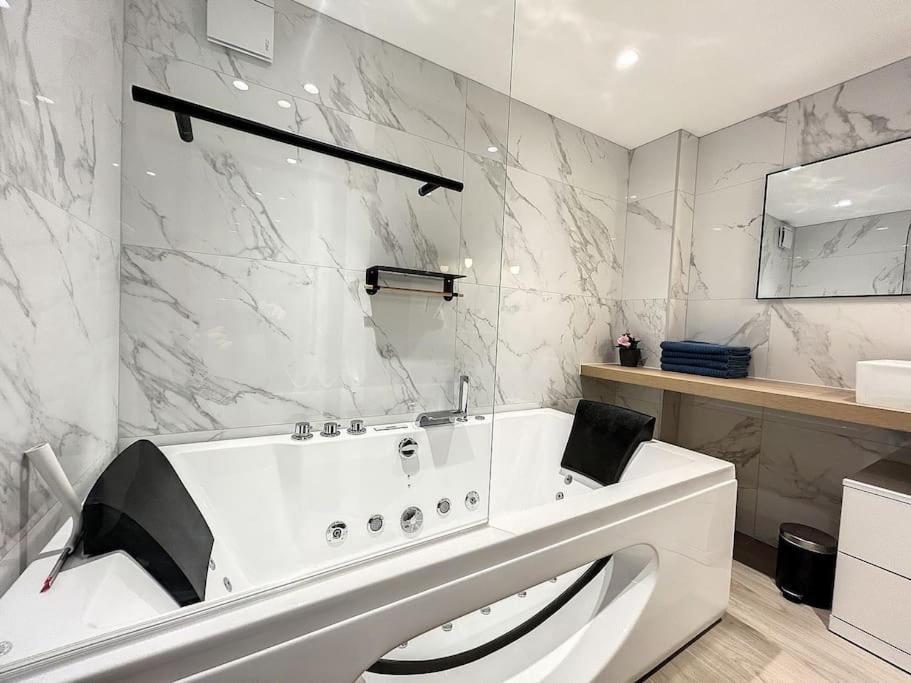 Brp Center, Eight-bedroom Luxury Hébergement de vacances